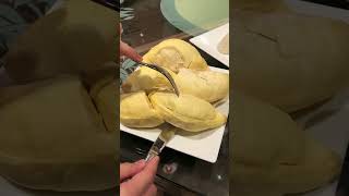 Cara Makan Durian Guna Garfu dan Pisau