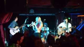 Jenny and the Mexicats - Sasha y Esteban (Live)