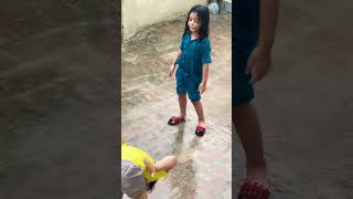 Cute babies 👶 pyare bachy😍😍barish mein masti😍😍#viral 🤓🤓