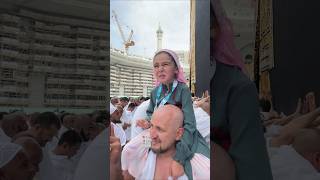 Lovely moment kid touching kaaba #kaabaview #cute #kidgirl #kidboy #haramsharif