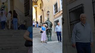 Turistas echándose unas fotos con #Cervantes #toledo #castillalamancha #españa #travel #lugares