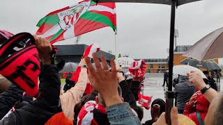 Ambientazo con cánticos de hinchas a las puertas de Lezama tras llegar el Athletic de Sevilla