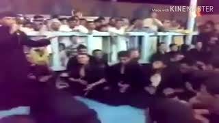 ارجو الاتصال بالمصحه العقلية للقبض على هؤلاء والغريب انه يلطم نفسه بالحذاء 😆😂🤣