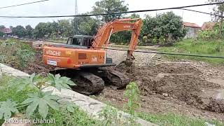 Beko Keruk Hitachi Zaxis200 Loading Tanah