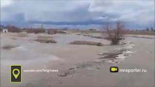 Паводковые реки потекли через населенные пункты Казахстана