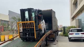 3.5 ton forklift work in container