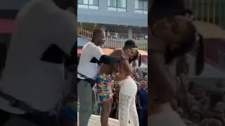 REBO TCHULO SE FAIT EMBRASSER PAR UN FANS SUR SCÈNE