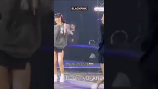 Lisa touching Jennie Butt And look at the rose reaction 💜😅#blackpink #blackpinkconcert #fyp