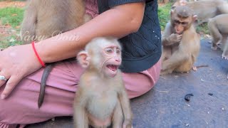 KT succeeds in persuading Angela to stop crying, Mom gives her a gentle touch to calm her down&sleep