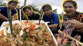 Eating Peace Doh wah making Thai Green Papaya Salad and cat fish grill in the rain