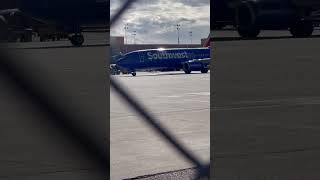 Southwest 737-800 ABQ-MCI WN3344 taxing to runway 21