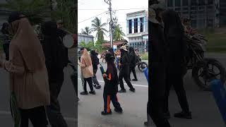 Ketika Dua Grup Drum Band Berpapasan Di Jalan