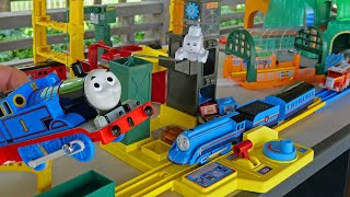 Thomas the Tank Engine & Cranky☆HaroldI'll carry your luggage