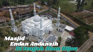 Masjid Endan Andansih memiliki telaga mulia dan tempat istirahat untuk wisata kuliner yang sejuk.