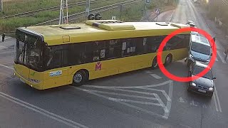 Kolizja - autobus zachodzi przy skręcie.