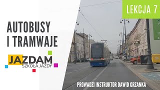 Jak zachować się w stosunku do autobusów i tramwajów na drodze? PRAWO JAZDY Lekcja 7