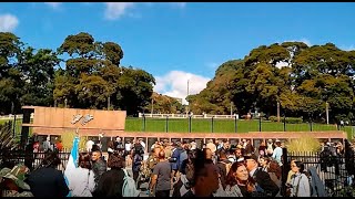 Ex Combatientes y Público el 2 de Abril 2024 tras el Acto Oficial. Plaza San Martín en Buenos Aires