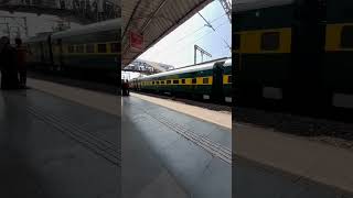 Feel The Track Sound CSMT - Jabalpur Gareb Rath Express Skipping Khadvali #india #train#music #viral