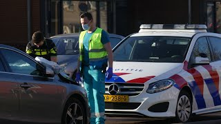 persoon nagekeken in ambulance na aanrijding met auto aan de landbouwlaan in Berghem