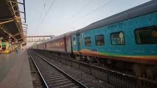 20931 Kochuveli Indore Weekly express rushing towards Surat #indianrailways #railfans #railfanning