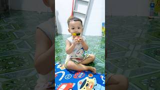 Em ăn dưa hấu rất đáng yêu #shorts #shortvideo #cute #baby #funny #funnyshorts #trending #viralvideo