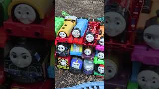 Drama Kereta Trackmaster Thomas Nia Super Glow Balapan dan Masuk Terowongan #shorts