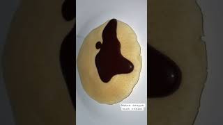 Buat pancake dan dimakan bersama kuah coklat