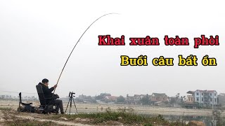 Câu lục l Khai xuân đầu năm, toàn phòi giật rụng hết lông nách