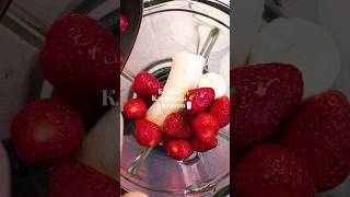 Клубничное смузи! 🍓🍌Smoothie Banana / Strawberry and Banana / Kiwi. Рецепт в описании.