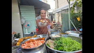 Hàng bánh canh cua, bún riêu cua đông kín khách trên con đường ven kênh ở  Sài Gòn