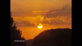 un magnifique coucher de soleil sur une île en Grèce