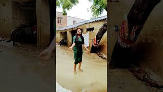 barsat ka mausam#shorts#ytshorts #youtube #mansoon#barish #rain #dance #komalpatelin #youtubevideos