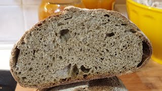 Pane nero fatto in casa con lievito madre e farina di canapa