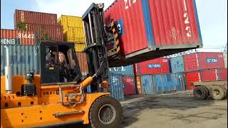 25 ton forklift work in container depot