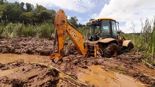 JCB 4CX retroescavadeira JCB abrindo valeta no banhado