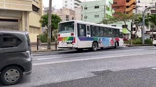 救急車と路線バス（那覇バスターミナル）