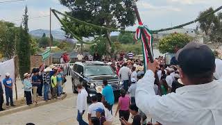 AMLO abraza a bebé en su llegada a San Pedro Qulitongo, Nochix. Oaxaca. 😇