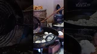 #kachori #chole #streetfood #food #foodie #market #explore #tasty #viral #like #delhi #easy #old #rc