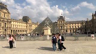 Como é a praça do Museu do Louvre em Paris | Pirâmide de Vidro