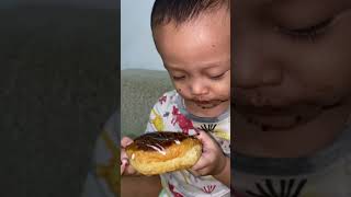 Bayi pecinta donat coklat #bayimakan #babyactivities #babyeating #babyeatingfood #bayiviral #gemes