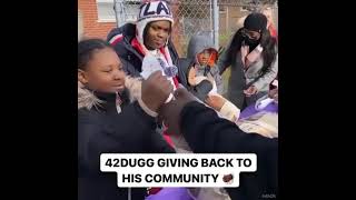 42 Dugg gave away over 100 turkeys and took a group a kids shopping 💯