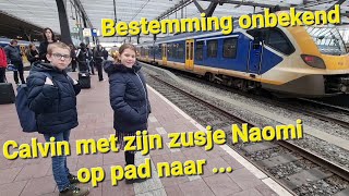 Calvin met Naomi treinen door Nederland. Bestemming onbekend.