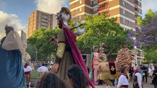 Els gegants d'Hospitalet ballant el bequetero amb l'àliga i el lleó