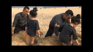 #FULLSCREENVIDEO Ms Dhoni Playing With Daughter Ziva In Beach