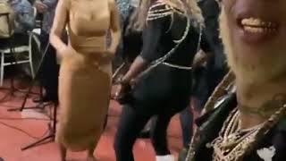 Cardi B bailando en tarima con fefita la grande 😅