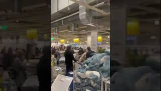 Россияне кинулись опустошать магазины IKEA.