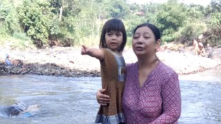 Rai Hasna pulang dari sungai