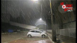 Som de chuva muito forte com rajadas de água para dormir, relaxar e estudar.