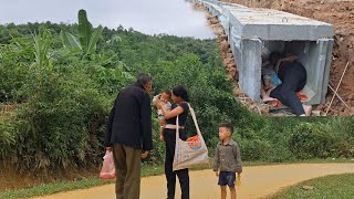 Hoang Xuan mother and son take the baby to pick strawberries to exchange for rice