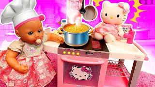 La bebé Annabelle juega con Hello Kitty. Juego de cocina para bebés